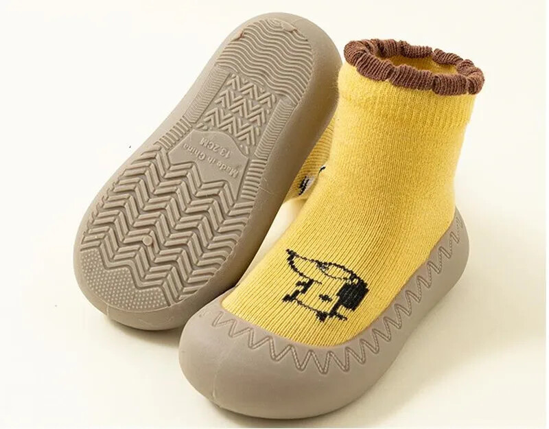 Mazu bērnu meiteņu pirmais staigātājs rudens ziemas bērnu mīkstās gumijas iekštelpu āra apavi Bērnu zēniem meitenēm multfilmu zeķu kurpes