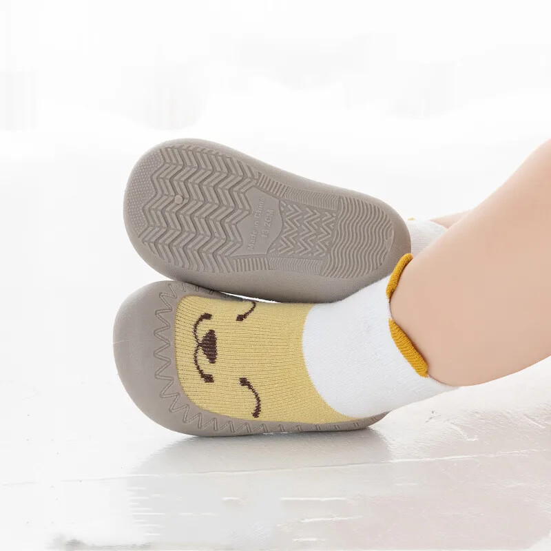 Mazu bērnu meiteņu pirmais staigātājs rudens ziemas bērnu mīkstās gumijas iekštelpu āra apavi Bērnu zēniem meitenēm multfilmu zeķu kurpes