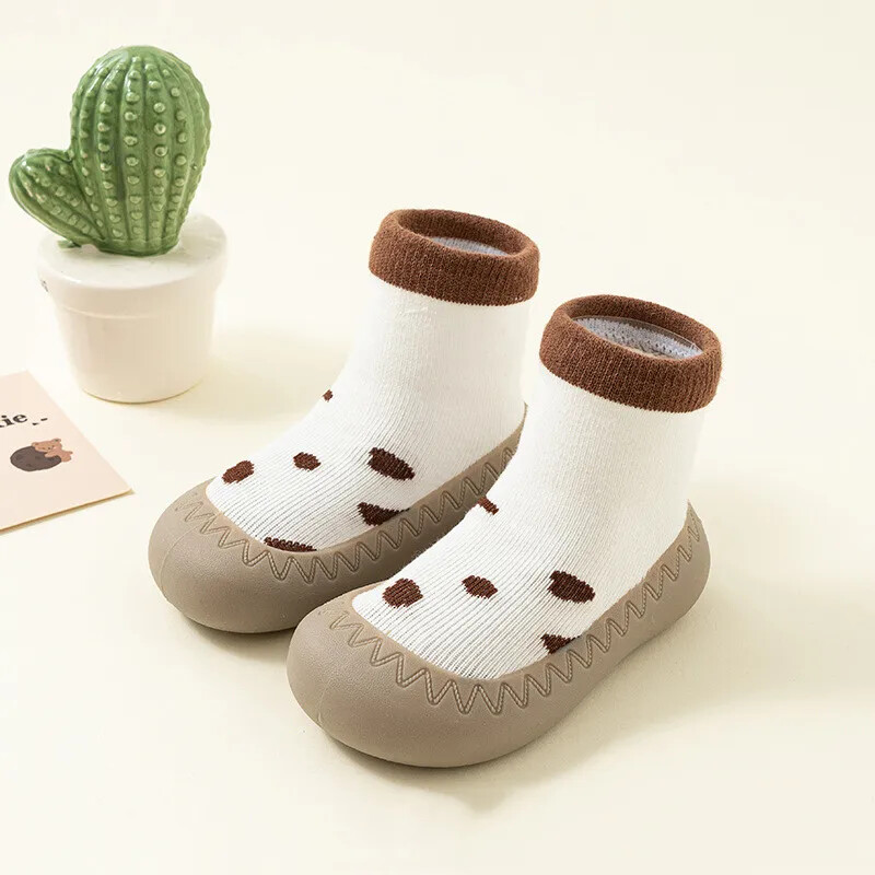 Mazu bērnu meiteņu pirmais staigātājs rudens ziemas bērnu mīkstās gumijas iekštelpu āra apavi Bērnu zēniem meitenēm multfilmu zeķu kurpes