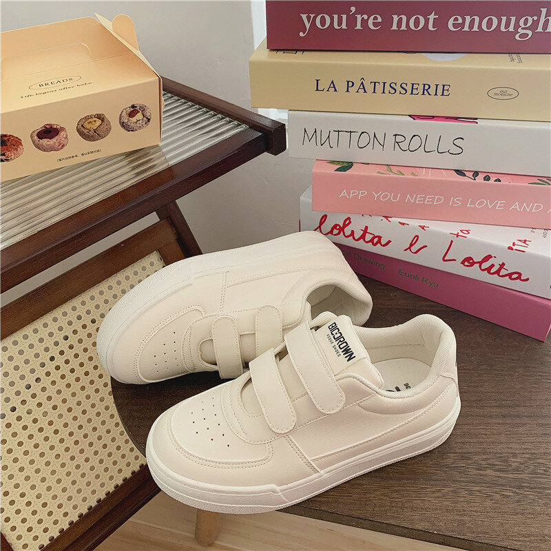 Rudens ādas skolas baltās kurpes sievietēm 2023. gada jaunas audekla kurpes ar Velcro, modernas Honkongas Harajuku stila kurpes, slinkās kurpes