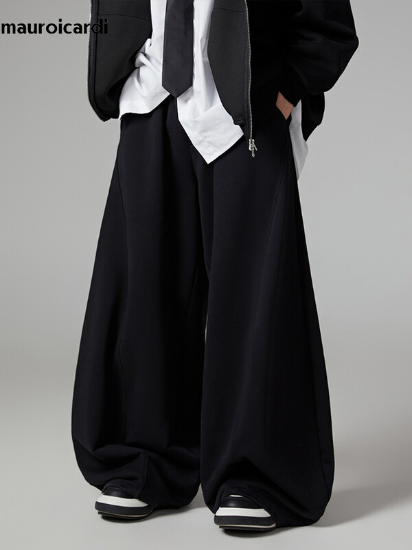 Mauroicardi rudens melnas, plūstošas, platas bikses vīriešiem ar savelkamu elastīgu vidukli Streetwear brīvas, mīkstas ikdienas bikses
