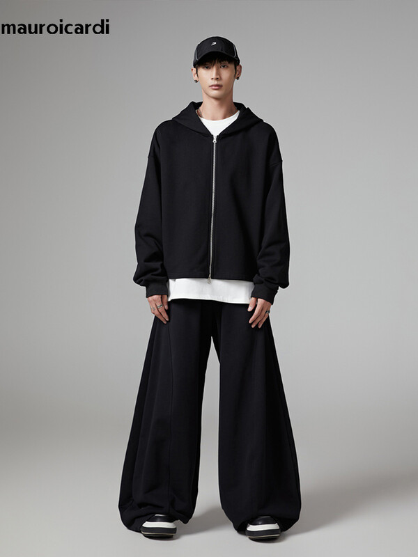 Mauroicardi rudens melnas, plūstošas, platas bikses vīriešiem ar savelkamu elastīgu vidukli Streetwear brīvas, mīkstas ikdienas bikses