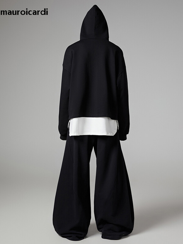 Mauroicardi rudens melnas, plūstošas, platas bikses vīriešiem ar savelkamu elastīgu vidukli Streetwear brīvas, mīkstas ikdienas bikses