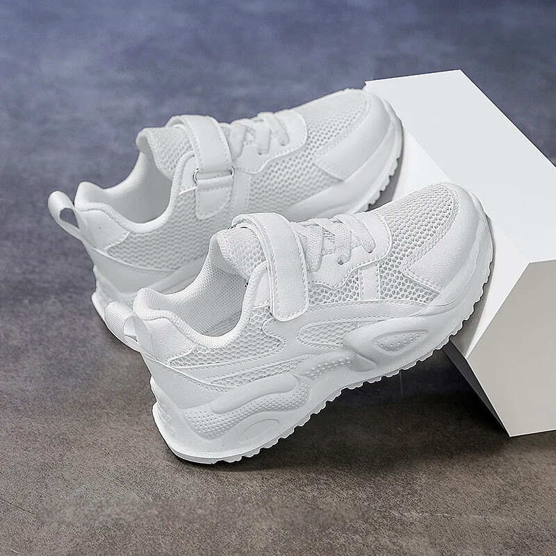 Valged vabaajajalatsid poistele, lapsed, hingavad Eva Sole suvekoolijalatsid õpilastele, lapsed