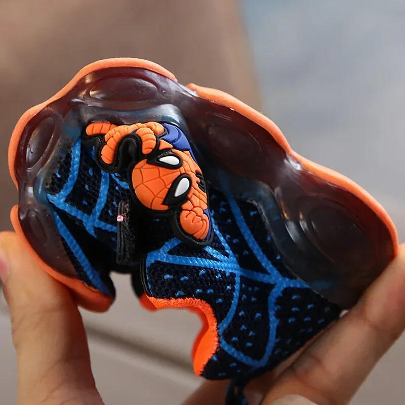 2024. gada jauni Zirnekļcilvēka bērnu kedas Disneja bērnu Led Light apavi pavasara un rudens zēnu sporta apavi Pretslīdēšanas apavi meitenēm