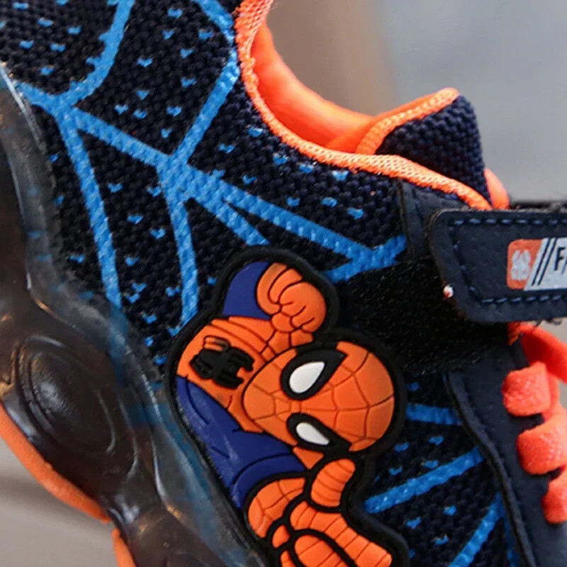 2024. gada jauni Zirnekļcilvēka bērnu kedas Disneja bērnu Led Light apavi pavasara un rudens zēnu sporta apavi Pretslīdēšanas apavi meitenēm