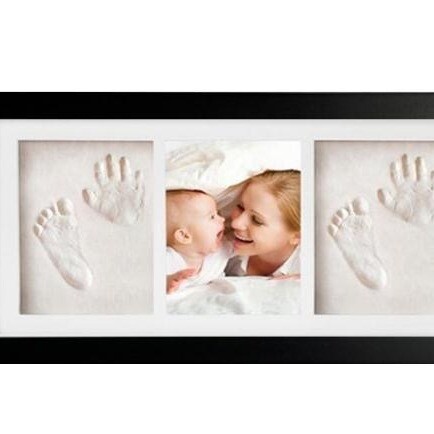 Fotorámik s odtlačkom rúk a nôh domáceho miláčika. Odtlačok z blata pre bábätko. Odtlačok rúk a nôh bábätka. DIY fotorámik s dutým povrchom pre nevlastné bábätko pre jeden rok.