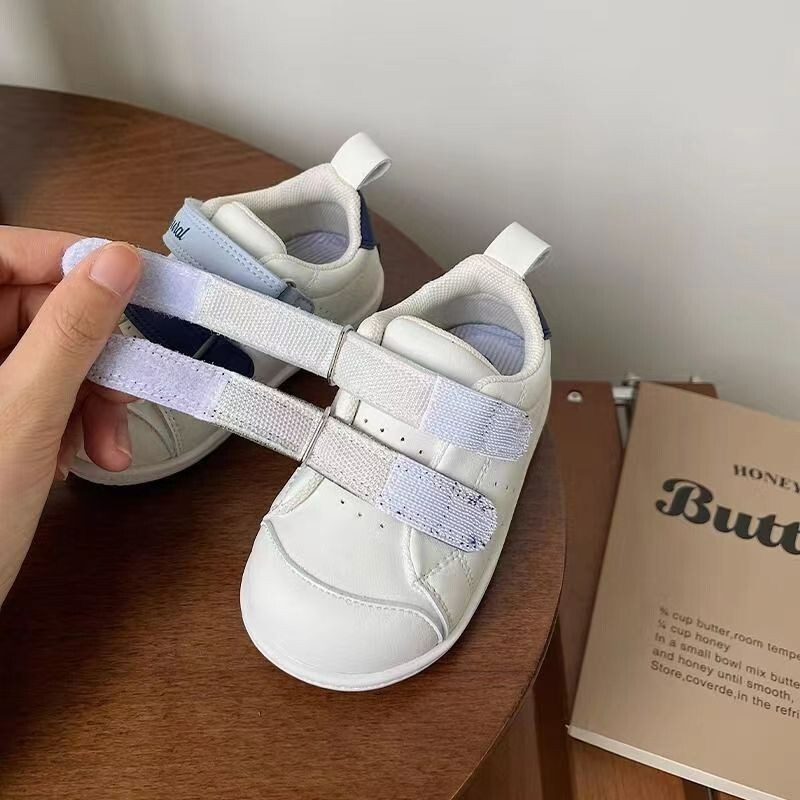 Jauni zīdaiņu apavi zēniem 0–5 gadiem. Ādas apavi bērniem basām kājām, mīksta zole, āra bērnu teniss, modes meiteņu kedas