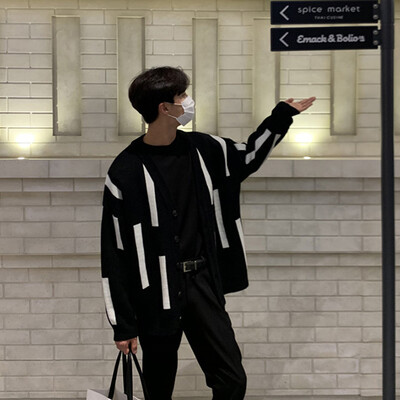 Rudens apģērbs Vīriešu gaišs luksusa trikotāžas pogām jaciņa Džemperis ar garām piedurknēm Ielu apģērbi raibs mētelis Modes trikotāža