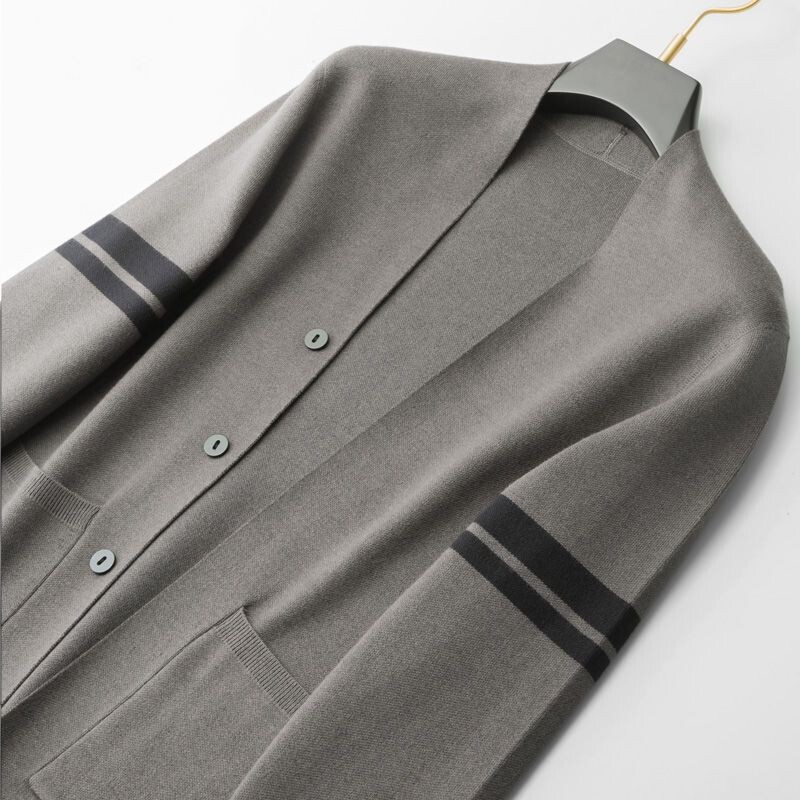 Vīriešu rudens un ziemas jauna mode, vienkāršs V-veida kakla kabatas pogu panelis ikdienišķs daudzpusīgs džemperis ar garām piedurknēm, adīts mētelis