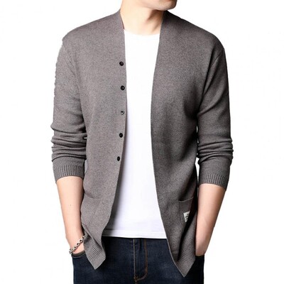 2023. gada sezonā populārs trīskrāsu svītrains vīriešu jakas mētelis, moderns svītrains vīriešu jakas mētelis — vilnas trikotāža, džemperis