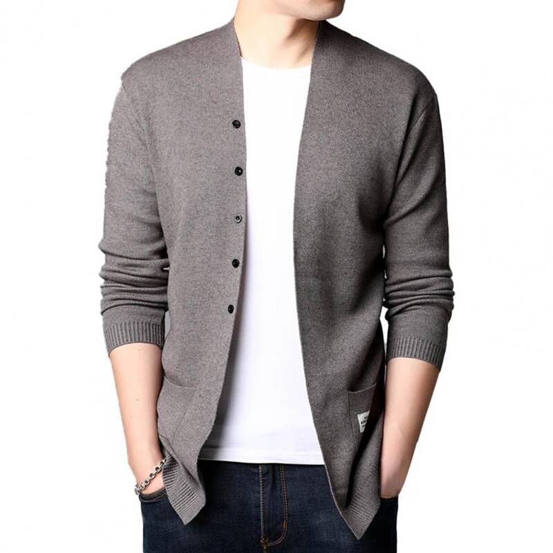 2023. gada sezonā populārs trīskrāsu svītrains vīriešu jakas mētelis, moderns svītrains vīriešu jakas mētelis — vilnas trikotāža, džemperis