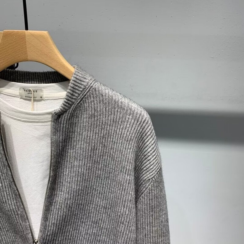 Jauns dizains rudens un ziemas jauns džemperis amerikāņu retro gadījuma stila V veida kakla trikotāžas džemperis vīriešu vienkrāsains jaka