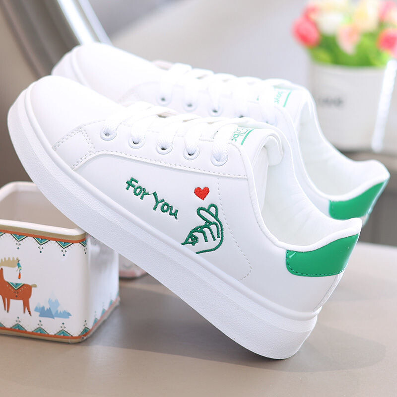 Baltas kurpes sievietēm 2024 pavasaris jauna stila vidusskolas kedas mīkstas zoles universālas vieglas sporta apavi sieviešu ādas apavi