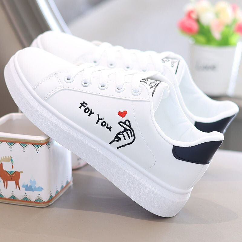 Baltas kurpes sievietēm 2024 pavasaris jauna stila vidusskolas kedas mīkstas zoles universālas vieglas sporta apavi sieviešu ādas apavi