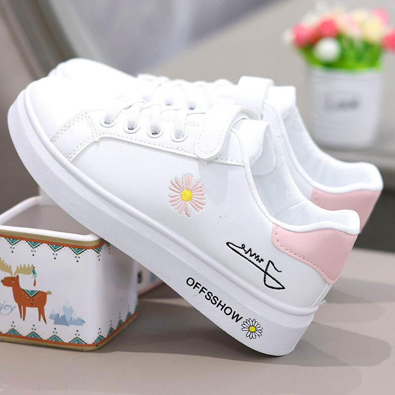 Baltas kurpes sievietēm 2024 pavasaris jauna stila vidusskolas kedas mīkstas zoles universālas vieglas sporta apavi sieviešu ādas apavi