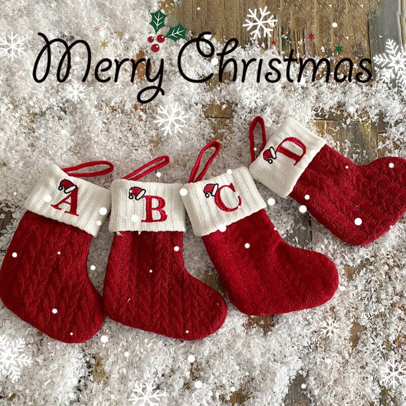 Ziemassvētku zeķes Adīšana angļu burti Ziemassvētku zeķes formas dāvanas rotājums Jaunais gads Ziemassvētku vecīša dāvana Atmosfēras dekors