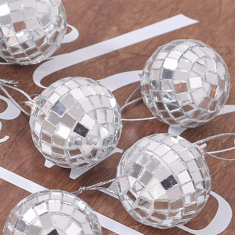 6 ks/sada strieborných vianočných gulí, vianočných dekorácií, závesných ozdôb na vianočný stromček, bytových dekorácií, novoročných párty doplnkov na rok 2024.