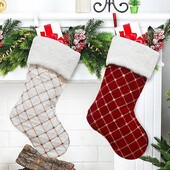 Šťastný nový rok 2022, červené vianočné pančuchy, kockované zlaté flitrované vianočné darčekové tašky, ozdoby, ponožky, vianočné dekorácie do domácnosti