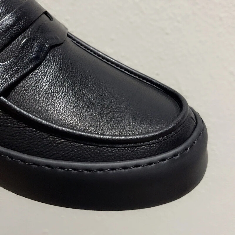 Melnas ikdienas ādas apavi vīriešiem 2024. gada jauna dizainera pavasara rudens spārni vīriešu modes, grezni vīriešu kleitu apavi