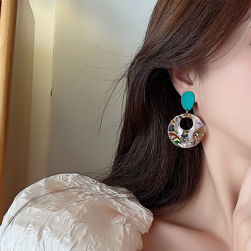 Retro pārspīlēta kontrasta krāsu auskari 2022. gada jaunā modes Eiropas un Amerikas modes personalizēti auskari sievietēm Honkongas stila dizaina ausu klipši