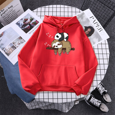 Panda, kas guļ uz slinkuma