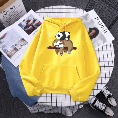 Panda, kas guļ uz slinkuma