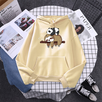 Panda, kas guļ uz slinkuma