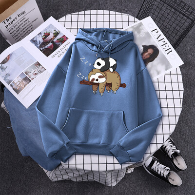 Panda, kas guļ uz slinkuma