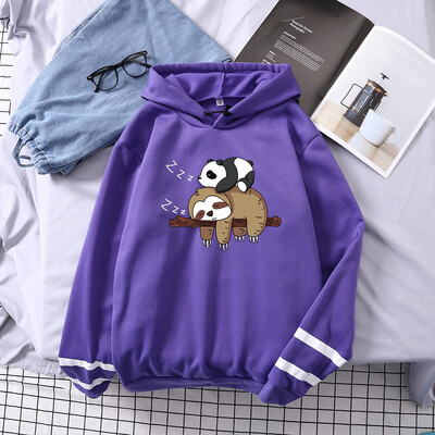 Panda, kas guļ uz slinkuma