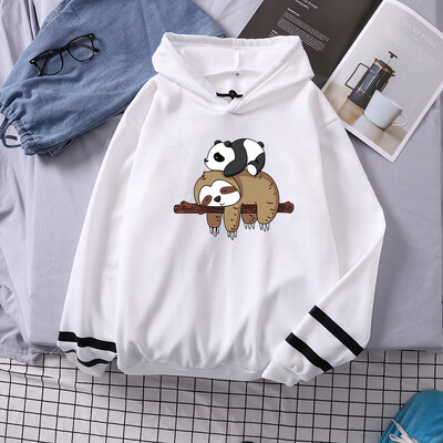 Panda, kas guļ uz slinkuma