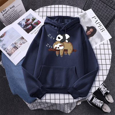 Panda, kas guļ uz slinkuma