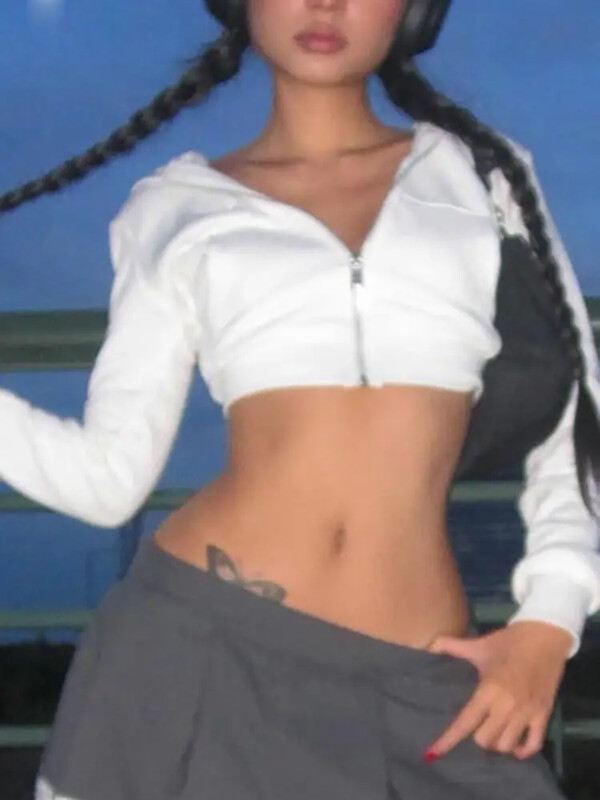 Y2K mini crop top Vintage Basic Zip Up, balts, apgriezts kapuci 2000. gadu modes lielas kabatas priekšpusē ar kapuci garām piedurknēm.
