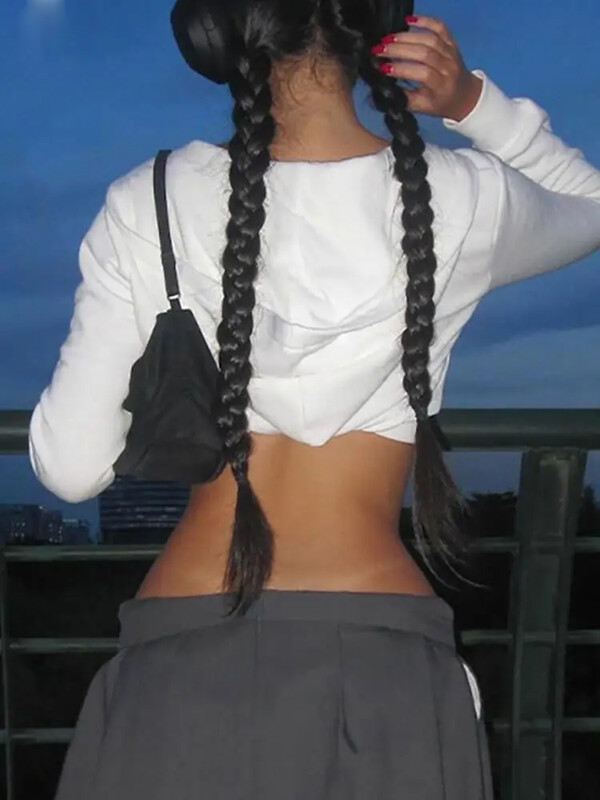 Y2K mini crop top Vintage Basic Zip Up, balts, apgriezts kapuci 2000. gadu modes lielas kabatas priekšpusē ar kapuci garām piedurknēm.