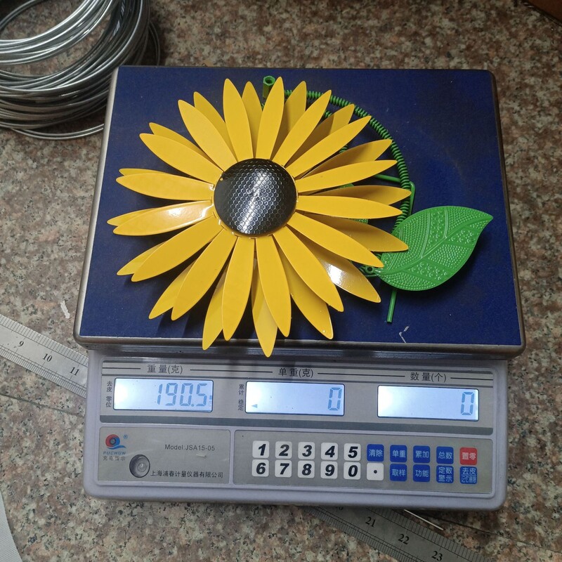 Āra dārza rotējošas metāla vējdzirnavas kaltas dzelzs terases villas zāliena saulespuķu dekoratīvi spraudņu rotājumi