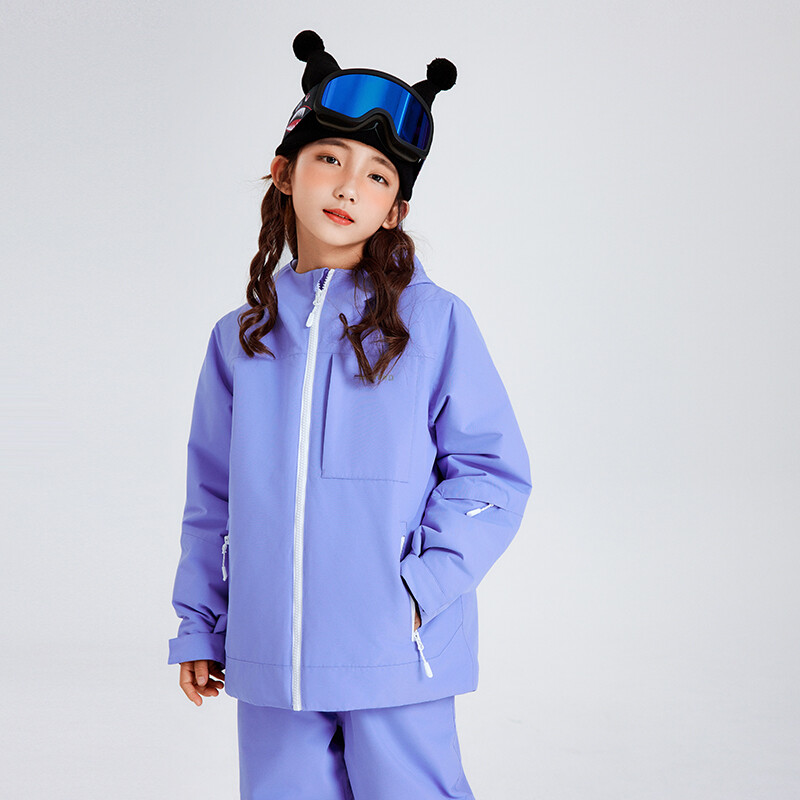 Dječja skijaška odjeća je vodootporna i otporna na habanje. Zimsko skijanje je toplo i prozračno. Profesionalna skijaška odjeća za bo