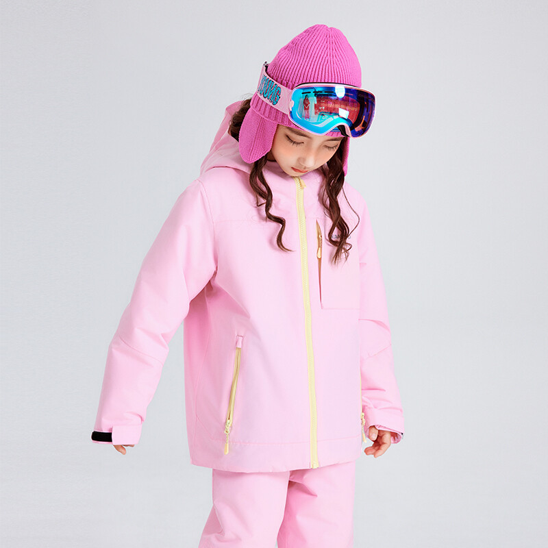 Dječja skijaška odjeća je vodootporna i otporna na habanje. Zimsko skijanje je toplo i prozračno. Profesionalna skijaška odjeća za bo