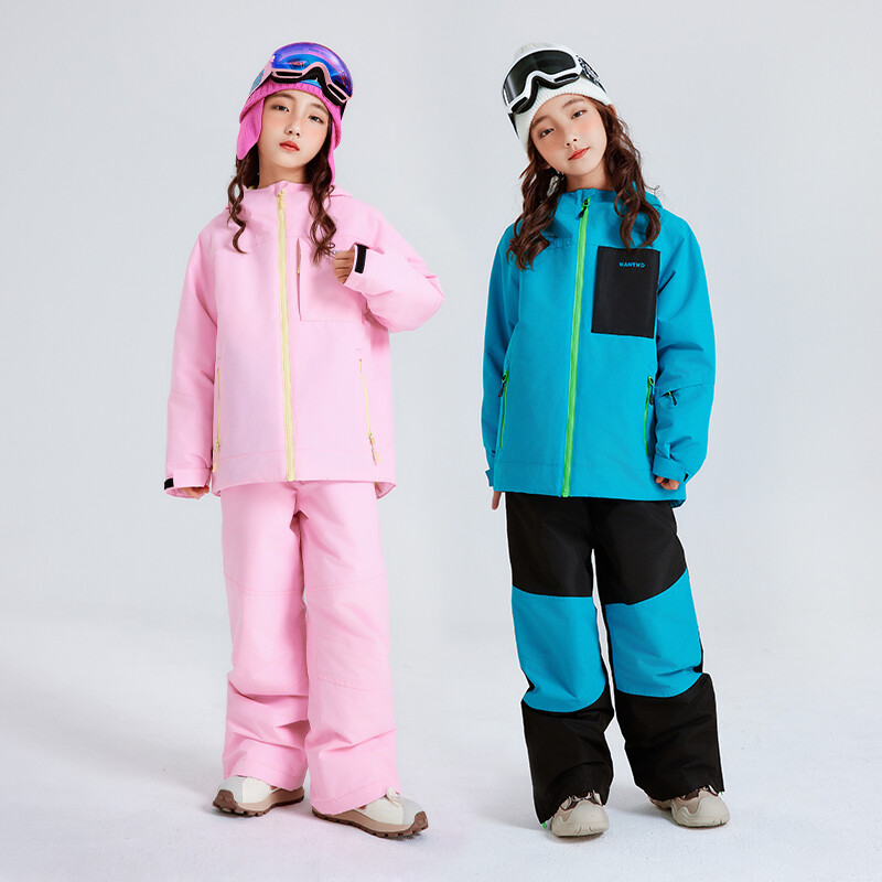 Dječja skijaška odjeća je vodootporna i otporna na habanje. Zimsko skijanje je toplo i prozračno. Profesionalna skijaška odjeća za bo