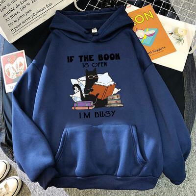 Ja grāmata ir atvērta, es esmu aizņemts, melnā kaķa džemperis.