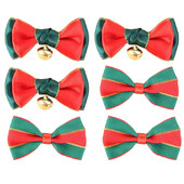 Pakiranje poklon kutije s crvenim i zelenim ukrasima za božićne zabave