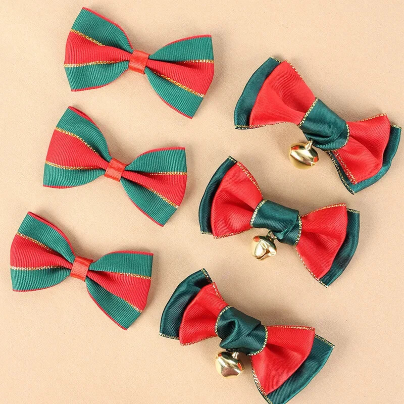 Pakiranje poklon kutije s crvenim i zelenim ukrasima za božićne zabave