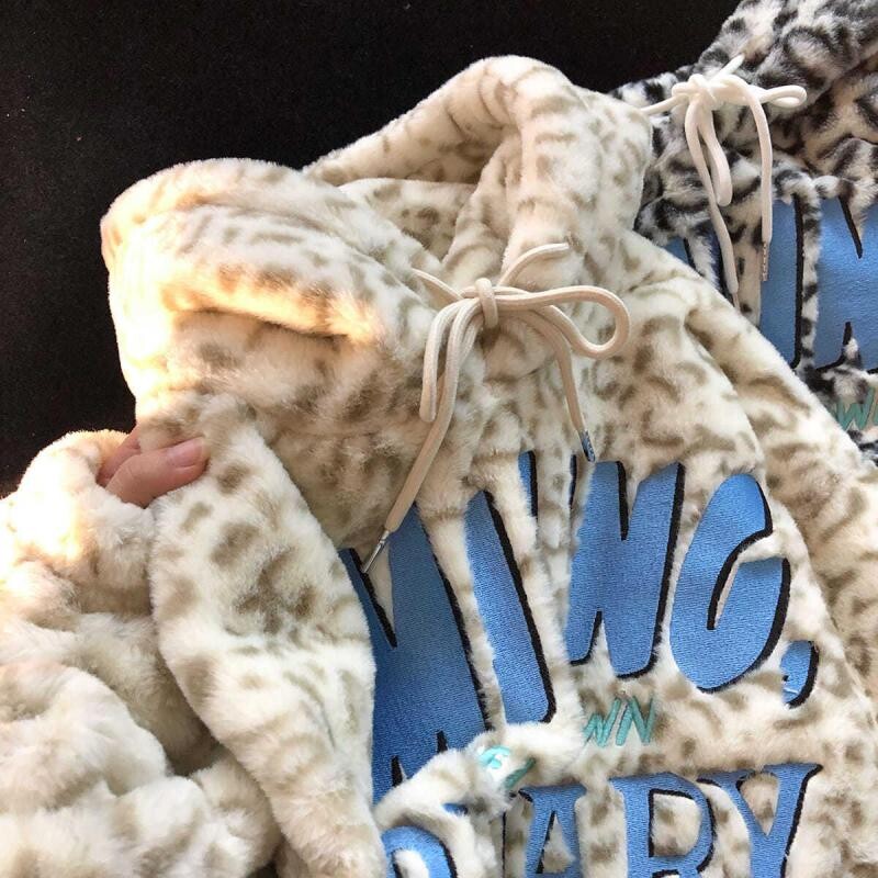 Téli kiváló minőségű új termék Leopard Lady kapucnis női pulóver Koreai Harajuku nyomtatott betűk Alkalmi szőrös pulóver női