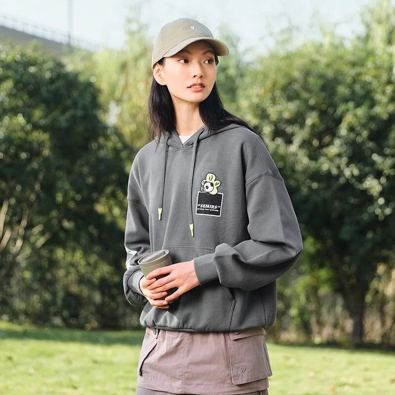 Semir 2024 Naiste dressipluus, tikitud kirjaga õlgadest eemal, trendikas kevaddisain vabaaja kapuutsiga riiete isiksuse topp