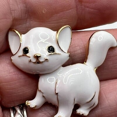 Нови брошки с бяла котка за жени Мода Сладко животно Корсаж Сладка значка Игли за яка на риза Аксесоари за дрехи Подаръци