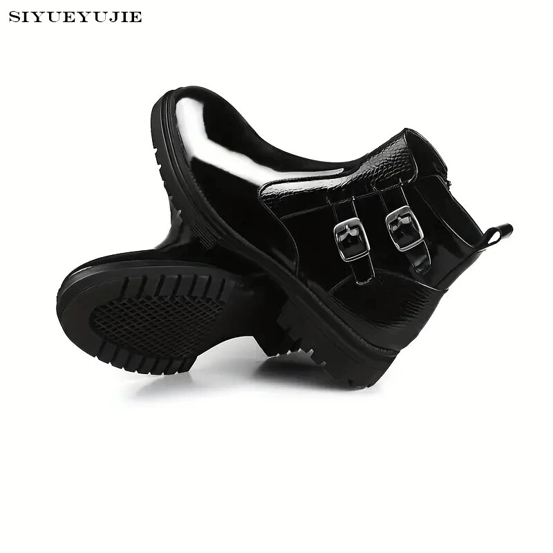 2024. gada rudens spilgtas lakādas smailas purngala sprādzes siksna Īsi zābaki Vīriešu puszābaki Vīriešu motocikla apavi ar augstu zoli