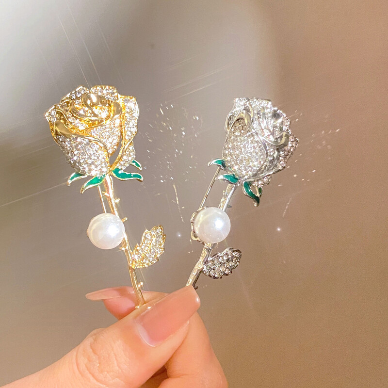 Broșă cu flori de trandafir de perle de culoare argintie plină de strass, accesoriu de costum pentru fete