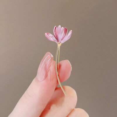 Broșă drăguță pentru câine, costum coreean de ultimă generație Animale placate cu aur cu ace de rever cu flori roz Costum Accesorii pentru îmbrăcăminte Cadouri