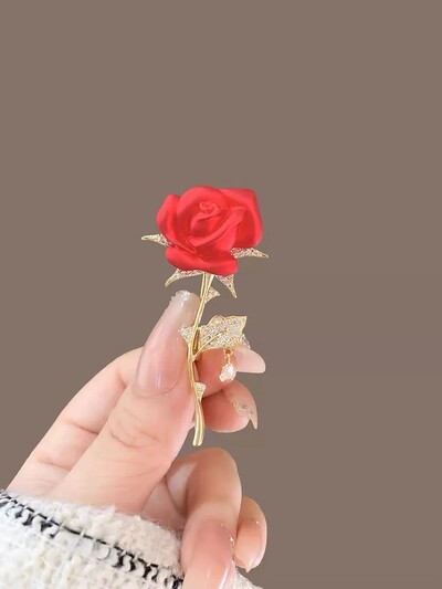 Broșă drăguță pentru câine, costum coreean de ultimă generație Animale placate cu aur cu ace de rever cu flori roz Costum Accesorii pentru îmbrăcăminte Cadouri