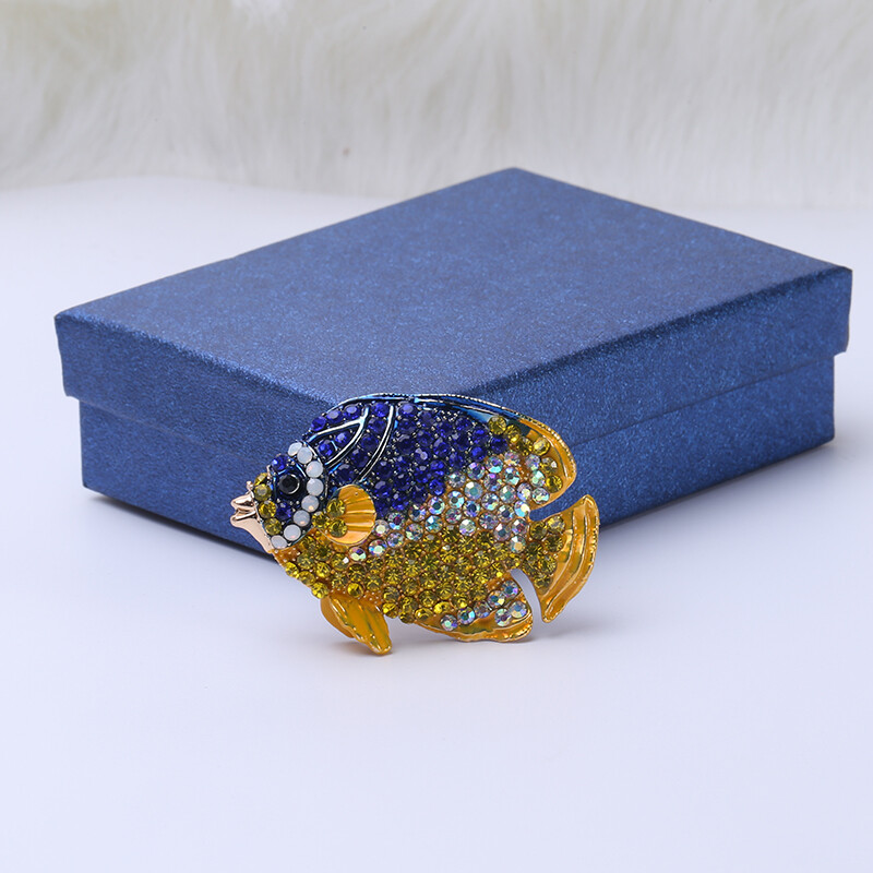 Slatki riblji broševi sa kamenčićima za žene, uniseks igle sa životinjama, dostupni u više boja, ležerni dodaci za zabave, darovi