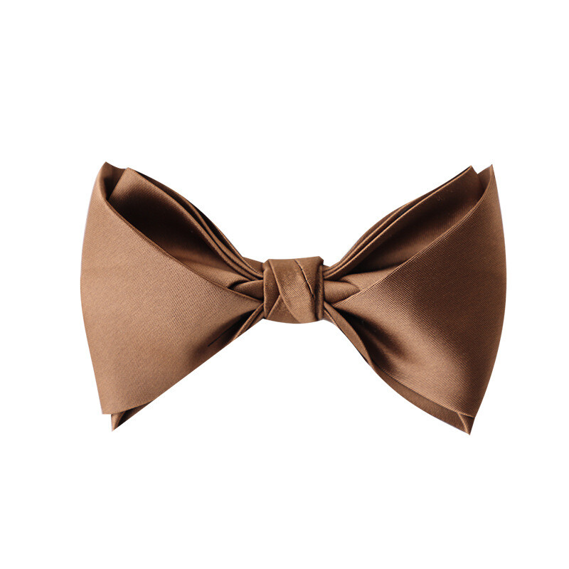 Egyszínű hangulatú úri csokornyakkendő férfi ül esküvői bankett masni